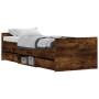 Estructura de cama con cabecero piecero roble ahumado 75x190 cm de , Camas y somieres - Ref: Foro24-3203821, Precio: 130,60 €...