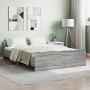 Estructura de cama con cabecero piecero gris Sonoma 140x190 cm de , Camas y somieres - Ref: Foro24-3203787, Precio: 171,71 €,...