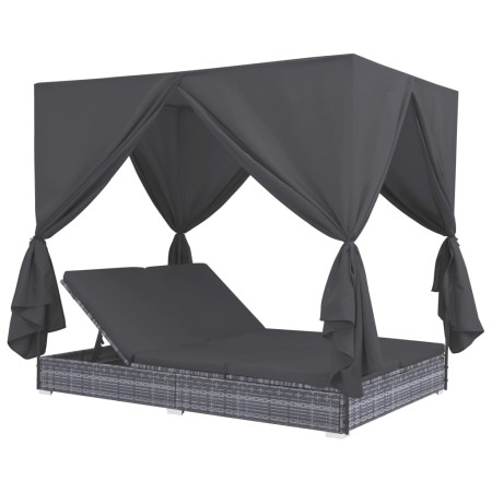 Tumbona cama con cortinas de ratán sintético gris de vidaXL, Camas para exteriores - Ref: Foro24-45647, Precio: 484,04 €, Des...