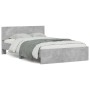 Estructura de cama con cabecero gris hormigón 135x190 cm de , Camas y somieres - Ref: Foro24-3207507, Precio: 154,09 €, Descu...