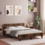 Cama con cabecero madera de ingeniería roble ahumado 140x200 cm de , Camas y somieres - Ref: Foro24-3207424, Precio: 142,74 €...