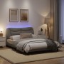 Estructura de cama con luces LED tela gris taupe 140x200 cm de , Camas y somieres - Ref: Foro24-3213708, Precio: 246,68 €, De...