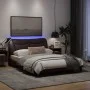 Estructura de cama con luces LED tela marrón oscuro 140x200 cm de , Camas y somieres - Ref: Foro24-3213707, Precio: 223,62 €,...