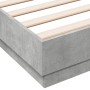 Estructura de cama madera de ingeniería gris hormigón 135x190cm de , Camas y somieres - Ref: Foro24-3209880, Precio: 120,98 €...