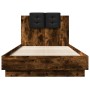 Cama con cabecero madera de ingeniería roble ahumado 90x190 cm de , Camas y somieres - Ref: Foro24-3209972, Precio: 142,11 €,...