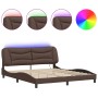 Estructura de cama con luz LED cuero sintético marrón 180x200cm de , Camas y somieres - Ref: Foro24-3213950, Precio: 246,57 €...