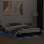 Estructura de cama con luces LED roble ahumado 140x200 cm de , Camas y somieres - Ref: Foro24-3209797, Precio: 174,17 €, Desc...