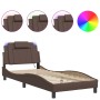 Estructura cama con luces LED cuero sintético marrón 90x200 cm de , Camas y somieres - Ref: Foro24-3213996, Precio: 139,37 €,...