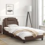 Estructura cama con luces LED cuero sintético marrón 90x200 cm de , Camas y somieres - Ref: Foro24-3213996, Precio: 139,37 €,...