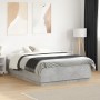 Estructura de cama madera de ingeniería gris hormigón 135x190cm de vidaXL, Camas y somieres - Ref: Foro24-3209740, Precio: 14...