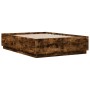 Estructura de cama madera de ingeniería roble ahumado 135x190cm de vidaXL, Camas y somieres - Ref: Foro24-3209741, Precio: 14...