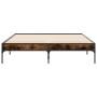 Estructura cama madera ingeniería metal roble ahumado 135x190cm de vidaXL, Camas y somieres - Ref: Foro24-845043, Precio: 85,...