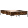 Estructura cama madera ingeniería metal roble ahumado 135x190cm de vidaXL, Camas y somieres - Ref: Foro24-3279814, Precio: 14...