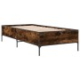 Estructura cama madera ingeniería metal roble ahumado 90x190 cm de vidaXL, Camas y somieres - Ref: Foro24-844988, Precio: 74,...