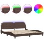 Estructura cama con luces LED cuero sintético marrón 200x200 cm de , Camas y somieres - Ref: Foro24-3214133, Precio: 212,25 €...