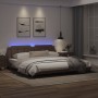 Estructura cama con luces LED cuero sintético marrón 200x200 cm de , Camas y somieres - Ref: Foro24-3214133, Precio: 212,25 €...