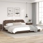 Estructura cama con luces LED cuero sintético marrón 200x200 cm de , Camas y somieres - Ref: Foro24-3214133, Precio: 212,25 €...