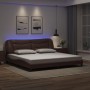 Estructura cama con luces LED cuero sintético marrón 200x200 cm de , Camas y somieres - Ref: Foro24-3213957, Precio: 252,25 €...