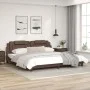 Bettgestell mit Kopfteil aus braunem Kunstleder, 200 x 200 cm von , Betten und Lattenroste - Ref: Foro24-3208119, Preis: 213,...