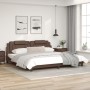 Estructura de cama cabecero cuero sintético marrón 200x200 cm de , Camas y somieres - Ref: Foro24-3208119, Precio: 213,41 €, ...
