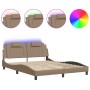 Estructura de cama con luces LED cuero PE capuchino 160x200 cm de , Camas y somieres - Ref: Foro24-3214033, Precio: 229,71 €,...