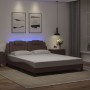 Estructura de cama con luces LED cuero PE marrón 160x200 cm de , Camas y somieres - Ref: Foro24-3214031, Precio: 245,07 €, De...