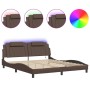 Estructura cama con luces LED cuero sintético marrón 180x200 cm de , Camas y somieres - Ref: Foro24-3214038, Precio: 212,46 €...