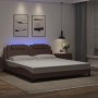 Estructura cama con luces LED cuero sintético marrón 180x200 cm de , Camas y somieres - Ref: Foro24-3214038, Precio: 212,46 €...