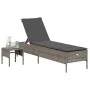 Tumbona con cojín y mesita ratán sintético gris de , Tumbonas - Ref: Foro24-4002730, Precio: 168,19 €, Descuento: %