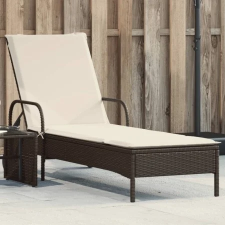 Liegestuhl mit Rädern und braunem Kunststoff-Rattankissen. von , Liegen - Ref: Foro24-368309, Preis: 171,41 €, Rabatt: %
