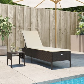 Tumbona con cojín y mesita ratán sintético marrón de , Tumbonas - Ref: Foro24-4002729, Precio: 171,37 €, Descuento: %