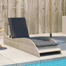 Tumbona con cojín ratán sintético gris claro 60x205x73 cm de , Tumbonas - Ref: Foro24-368283, Precio: 166,31 €, Descuento: %