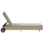 Tumbona con ruedas y cojín ratán sintético beige de , Tumbonas - Ref: Foro24-4104036, Precio: 156,70 €, Descuento: %
