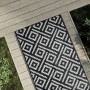 Alfombra de exterior ARAKIL blanca y negra 80x150 cm PP de , Protectores para exterior - Ref: Foro24-368571, Precio: 21,20 €,...