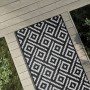 Alfombra de exterior ARAKIL blanco y negro 80x250 cm PP de , Protectores para exterior - Ref: Foro24-368575, Precio: 34,57 €,...