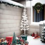 Medio árbol de Navidad artificial con soporte blanco 210 cm en Decoración Festiva y Estacional | Comprar online en Foru.es