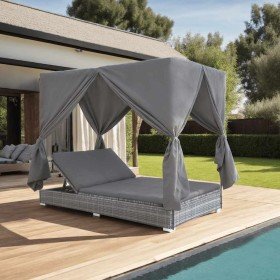 Tumbona cama con cortinas de ratán sintético gris en Camas para exterior | Comprar online en Foru.es