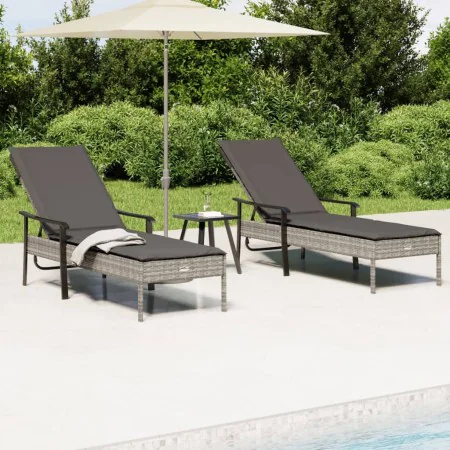 Tumbonas 2 unidades con mesa y cojines ratán sintético gris de , Conjuntos de jardín - Ref: Foro24-362808, Precio: 329,01 €, ...
